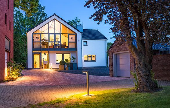 Das Gebäude des Notars Schaal in Heinsberg-Randerath am Abend